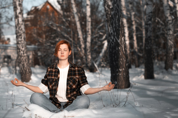 年轻女子在雪天公园瑜伽姿势。图片下载