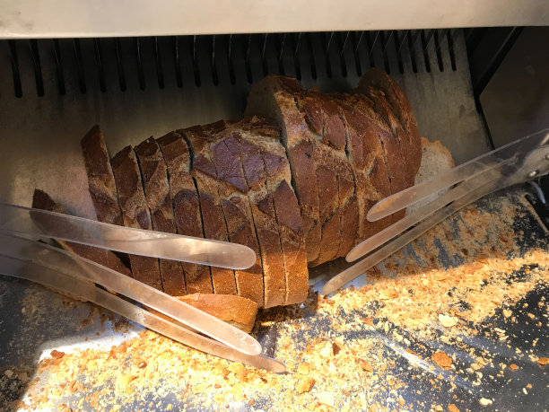 德国黑麦面包切片机/工业面包切片机在超市面包屑。图片下载