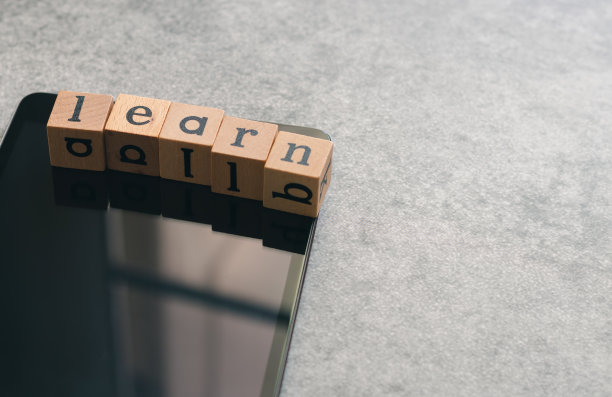 立方体字母单词学习与平板上的黑色背景与复制空间。图片概念的商业和教育在线课程，学术和文学远程电子学习图片下载