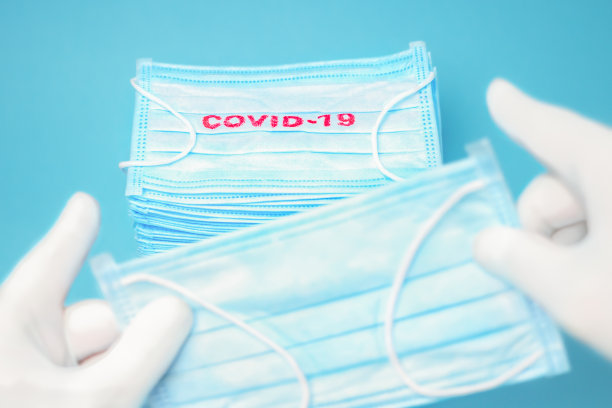 冠状病毒新型冠状病毒肺炎印有covid-19字样的口罩。为应对冠状病毒疾病爆发做好准备。检疫的背景。医疗背景。面膜批发。本空间图片下载