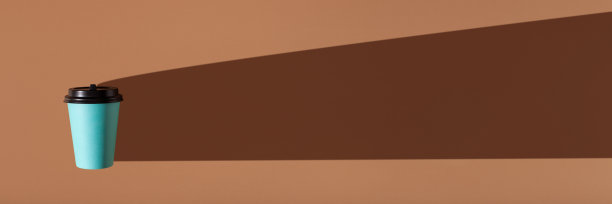 棕色底色，蓝色纸杯。趋势硬阴影。图片下载