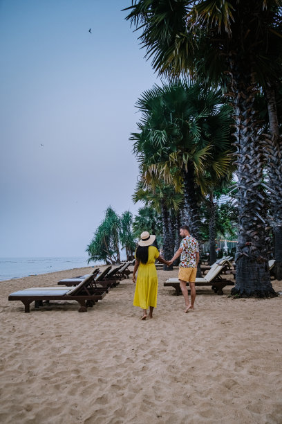 泰国芭堤雅宗滴恩海滩上的情侣图片下载