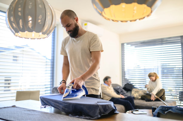 爸爸在客厅里熨衣服图片下载