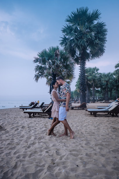 泰国芭堤雅宗滴恩海滩上的情侣图片下载