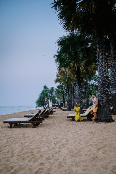 泰国芭堤雅宗滴恩海滩上的情侣图片下载