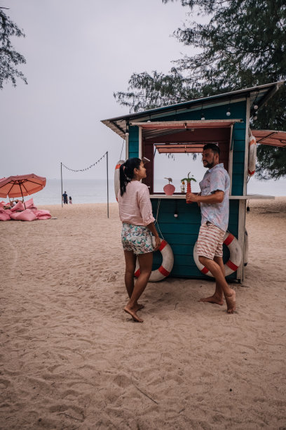 泰国芭堤雅宗滴恩海滩上的情侣图片下载