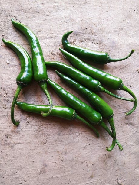 一堆新鲜的青椒质地。生食背景白。关闭了。图片下载