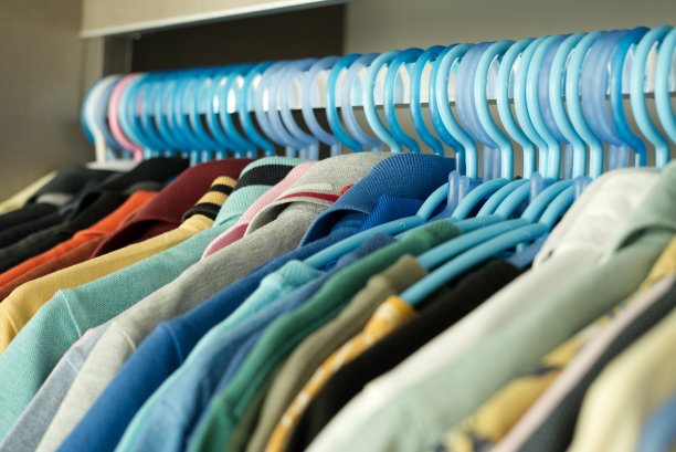 衣柜里的晾衣绳和带领的彩色衬衫图片下载