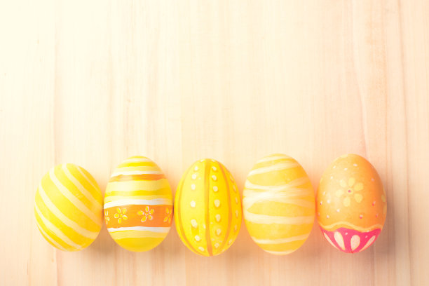 复活节快乐与彩色蛋在油漆刷做它自己在棕色木地板顶视图与复制空间图片下载