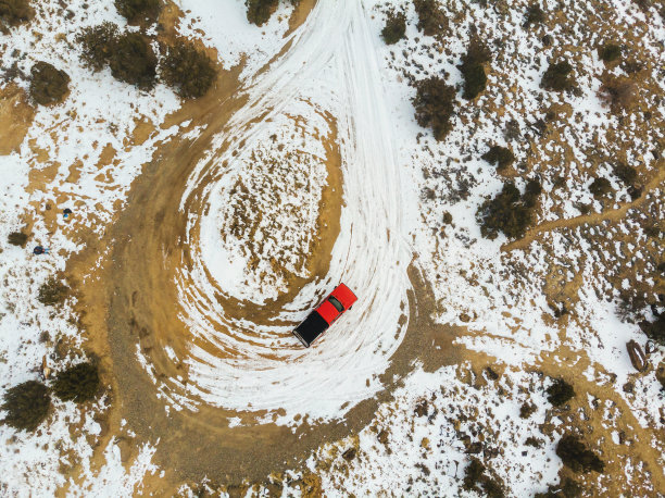皮卡在冬季鸟瞰图在西部科罗拉多高沙漠图片下载