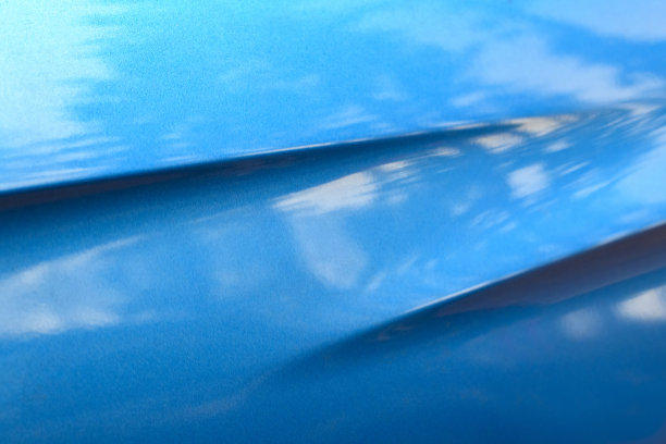 一个现代紧凑型越野车在亮蓝色的细节图片下载