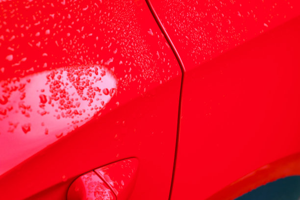 一个现代紧凑型越野车在明亮的红色细节图片下载