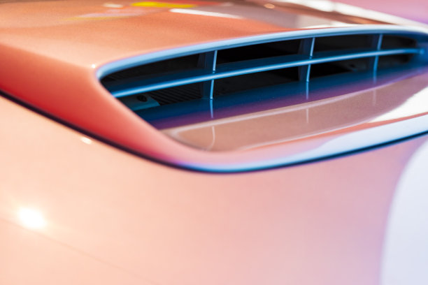 汽车引擎盖上的进气口图片下载