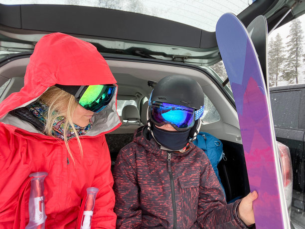 母子俩坐在汽车后座准备滑雪图片下载