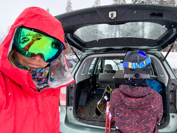 母子俩坐在汽车后座准备滑雪图片下载