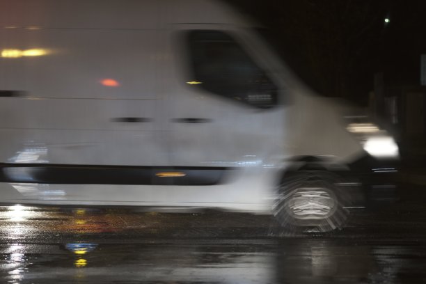 在坏天气里开车图片下载