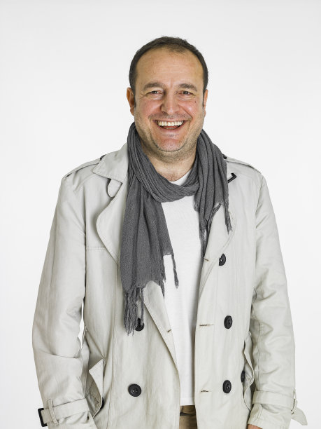 一个友好的人看着镜头图片下载