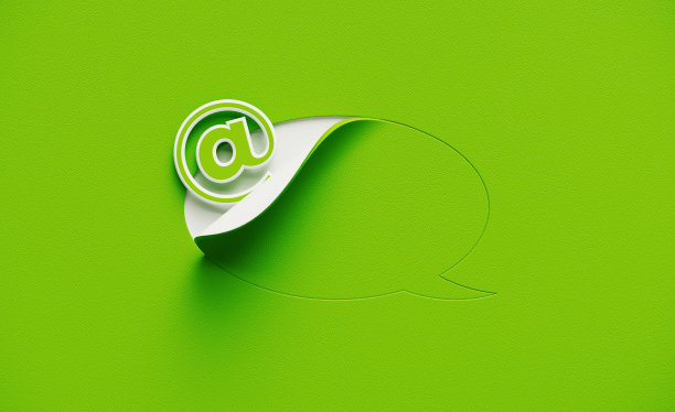 冰壶绿色聊天气泡和在绿色背景上的符号图片下载