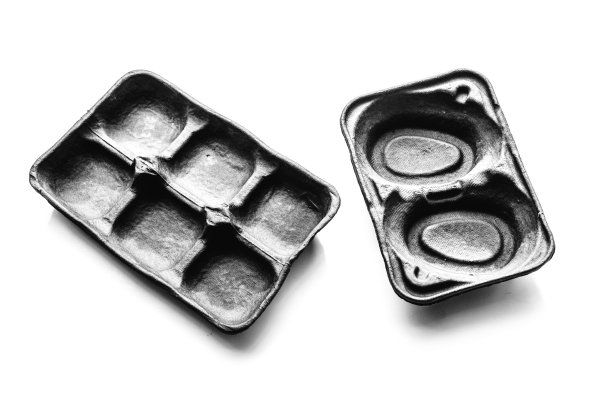 两个用来包装水果的空泡沫塑料托盘。图片下载