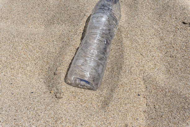 沙滩上的塑料瓶图片下载