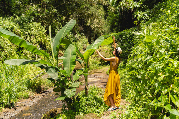 享受假期的快乐年轻女子图片下载