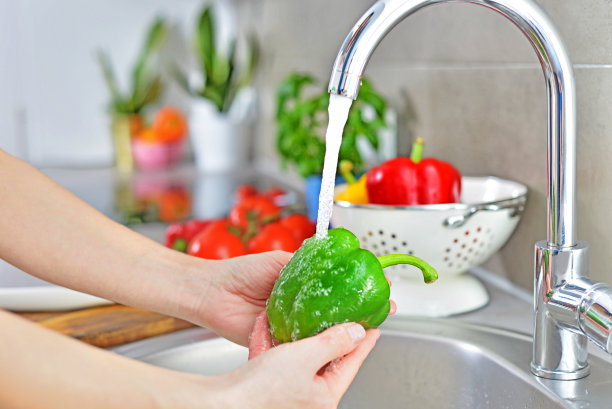 清洗蔬菜：厨房里的女人图片下载