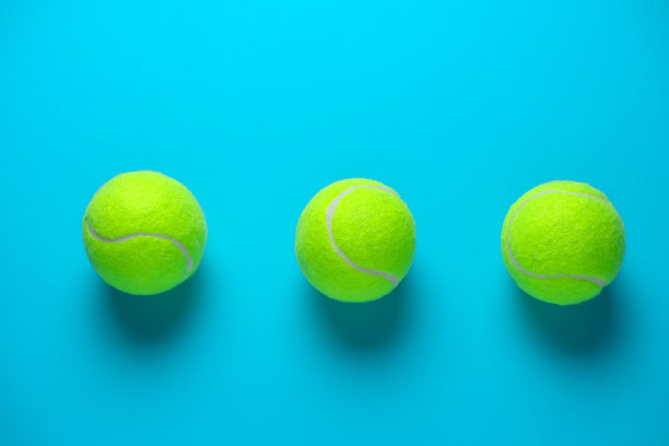 明亮蓝色背景上的三个网球图片下载
