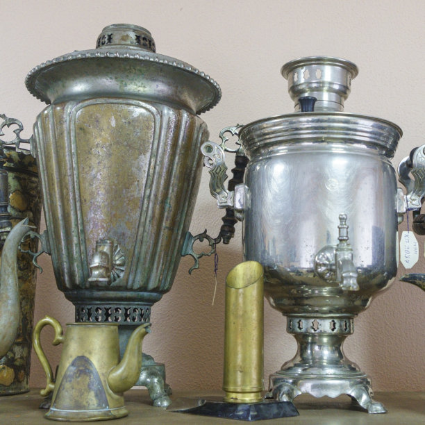 两个茶炊-加热的金属容器，传统上用于加热和煮沸水在俄罗斯和东欧。图片下载