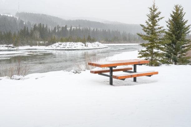弓河岸边的野餐桌图片下载