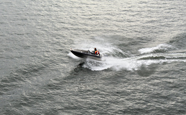 一家人在波罗的海享受划船乐趣图片下载