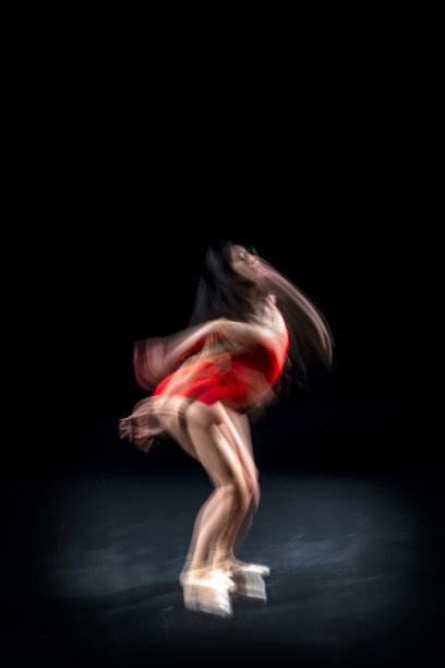 舞动中的芭蕾舞者（动态模糊）图片下载