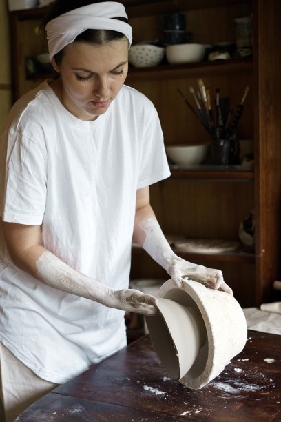 女人用手塑造黏土碗图片下载