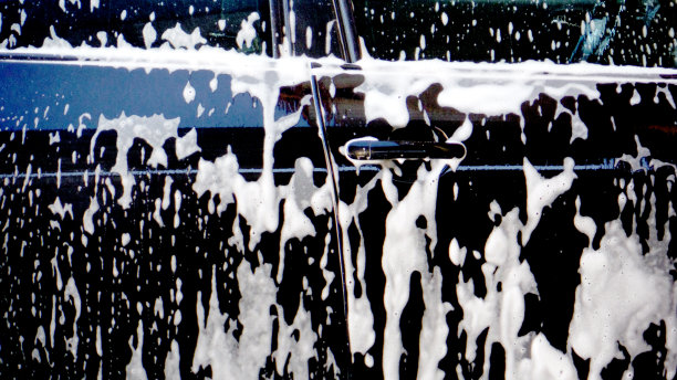 清洗汽车表面的泡沫图片下载