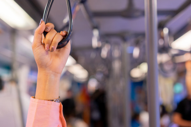 上班高峰期，通勤女性在公共交通上拉扶手素材图片