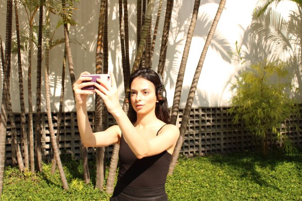 使用手机和耳机图片下载