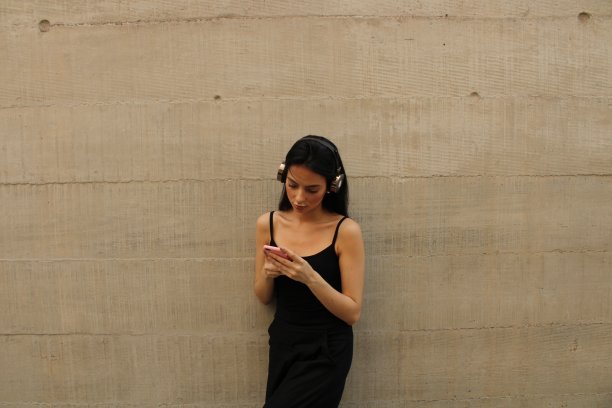 使用手机和耳机图片下载