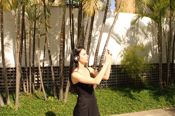 使用手机和耳机图片下载