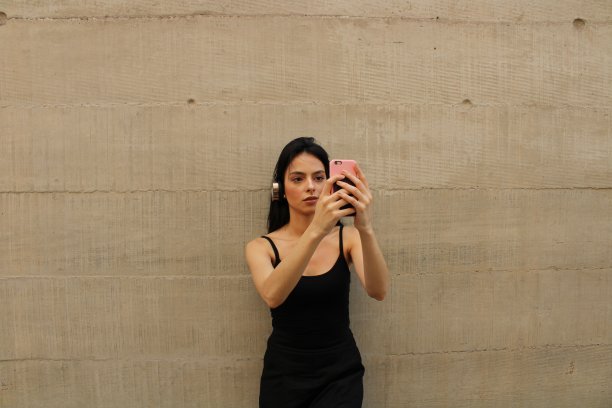 使用手机和耳机图片下载