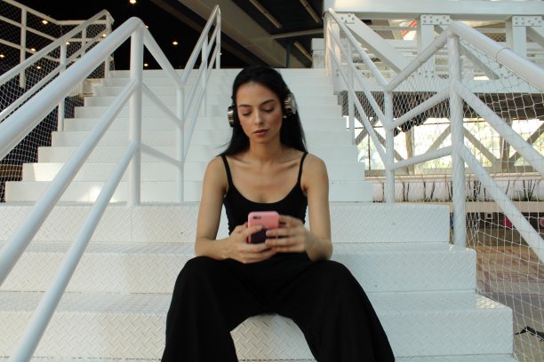 使用手机和耳机图片下载