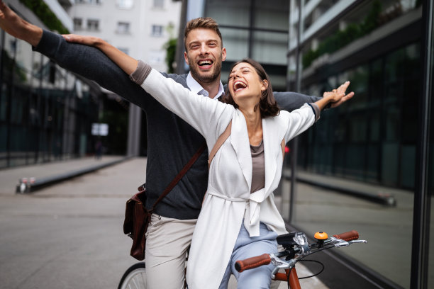 快乐的年轻夫妇骑自行车并在户外一起玩乐图片下载