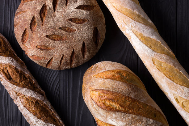 俯视图照片的新鲜烤面包上画的黑色木桌图片下载