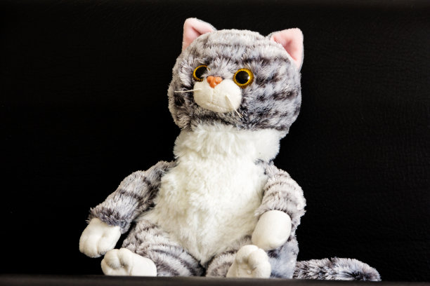 柔软的儿童玩具毛茸茸的猫。图片下载