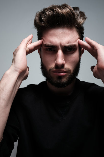 年轻男人抱着头，表现出不同的人类情感：仇恨、恐惧、绝望、恐怖、不适、头痛、预知图片下载