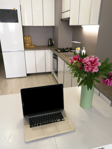 公寓里的白色桌子上放着笔记本电脑。图片下载