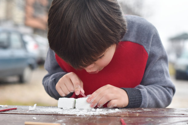 孩子们快乐地体验考古挖掘套装图片下载