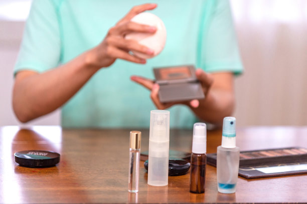 亚洲女性在房间里化妆图片下载