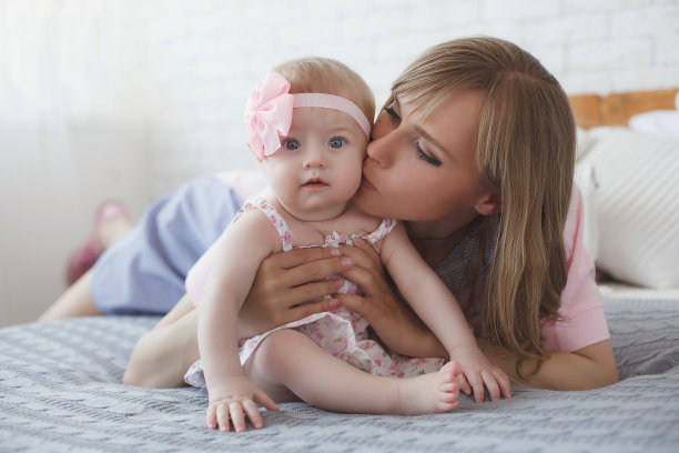 妈妈和小女儿在卧室的床上玩耍图片下载