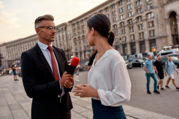 记者在城市街道采访女性，新闻业直播概念图片下载