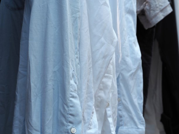 一排晾着的商务衬衫图片下载