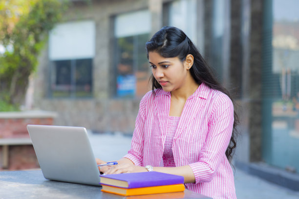 坐在校园里的学生照片图片下载